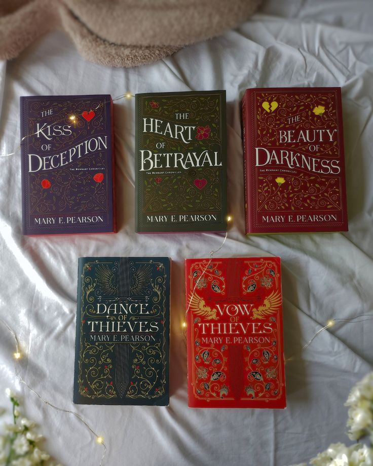 the kiss of deception,the heart of betrayal,the beauty of darkness,dance of thives,vow of thives